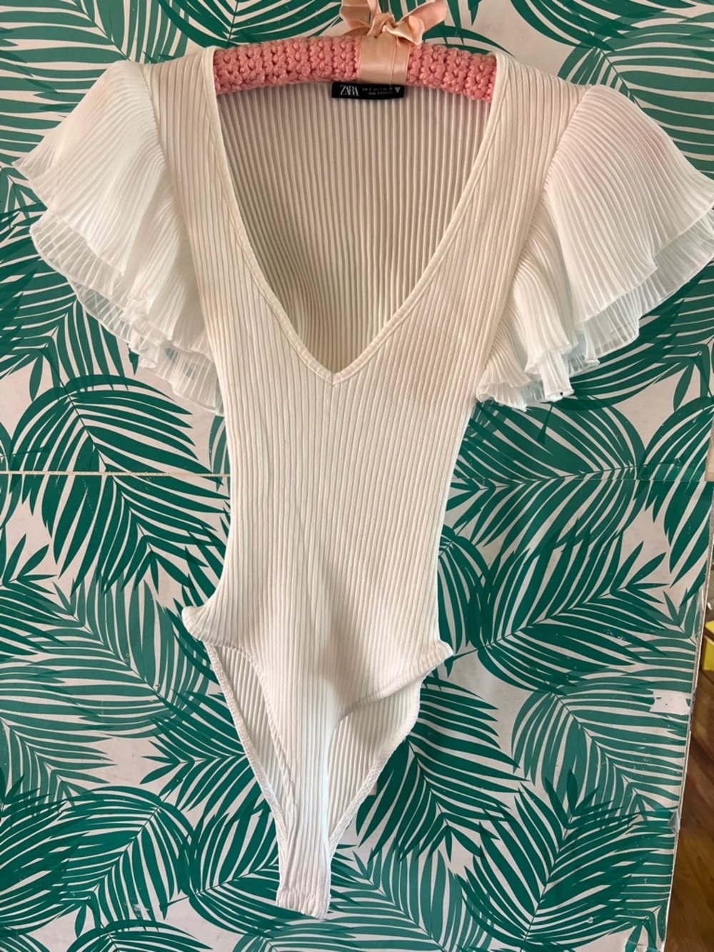 Zara white Ruffled rib bodysuit w/ V neck ruffle sleeves bottom snap button szS